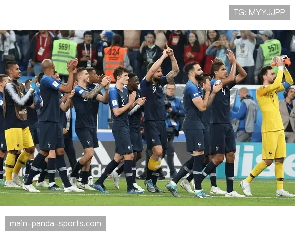 利兹联客场取得领先后的防守收缩 三一四二阵型切换展现战术弹性